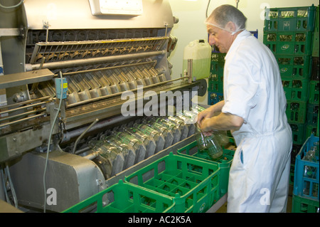 Arbeiter waschen Flaschen an Eichel Molkerei Garthorne Farm County Durham Stockfoto