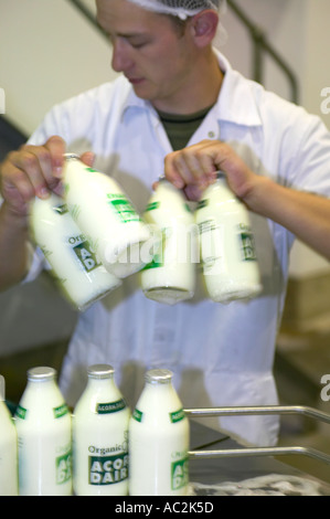 Arbeiter an Eichel Molkerei Garthorne Farm County Durham Stockfoto