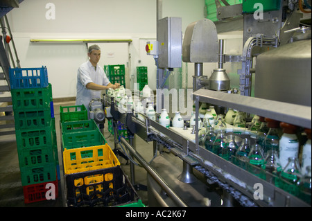 Arbeiter an Eichel Molkerei Garthorne Farm County Durham Stockfoto