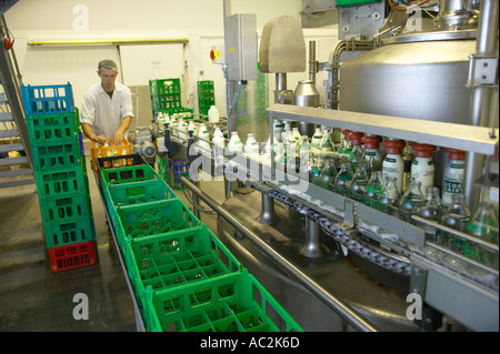 Arbeiter an Eichel Molkerei Garthorne Farm County Durham Stockfoto