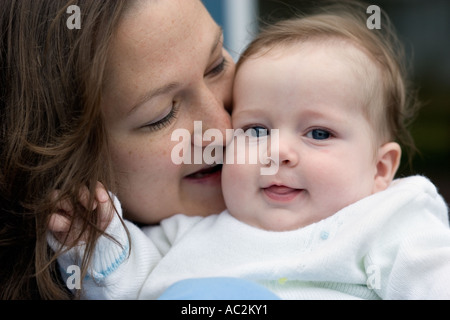 Mutter und Tochter kuscheln Stockfoto