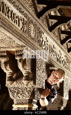 Gelernter Tischler Wiederherstellung einer reich verzierten indische Holzschnitzerei aus massivem Teakholz. Stockfoto