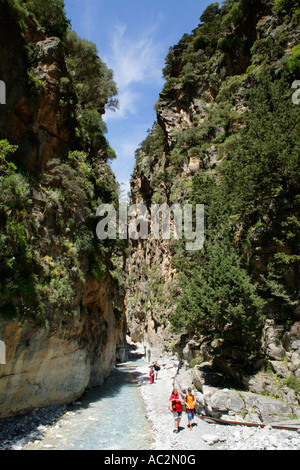 Mutter und Sohn, die Wanderung durch die Samaria-Schlucht auf der griechischen Insel Kreta Stockfoto