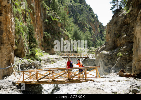 Mutter und Sohn, die Wanderung durch die Samaria-Schlucht auf der griechischen Insel Kreta Stockfoto