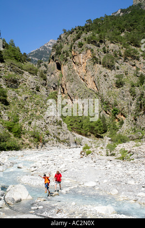 Mutter und Sohn, die Wanderung durch die Samaria-Schlucht auf der griechischen Insel Kreta Stockfoto