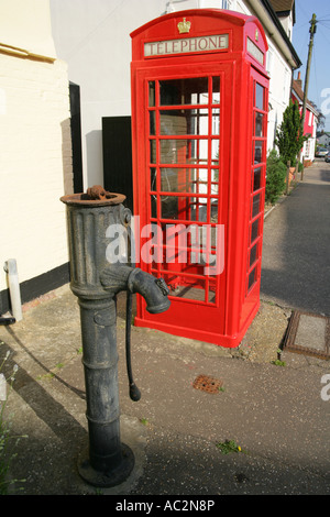 Alte Wasserpumpe und rotes Telefon box in Dorfstraße, Felsted, Essex, England, UK Stockfoto