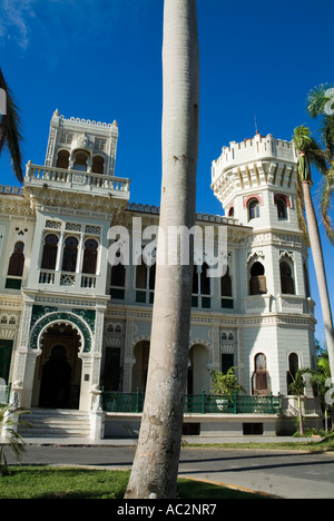 Palmen vor der Palacio de Valle auf Punta Gorda, Cienfuegos, Kuba. Stockfoto