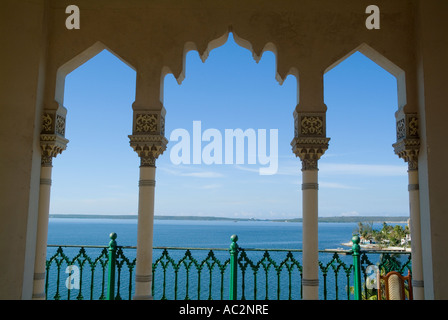 Terrasse mit Blick auf das Meer von innen den Palacio de Valle auf Punta Gorda, Cienfuegos, Kuba. Stockfoto