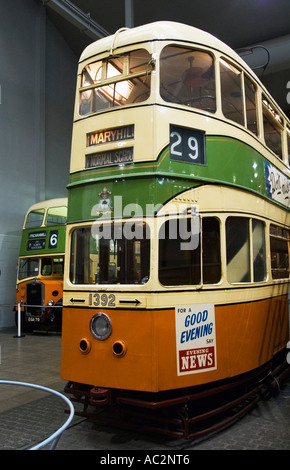 Alten Straßenbahnen und Busse auf dem Display an Glasgow Verkehrshaus der Schweiz Stockfoto