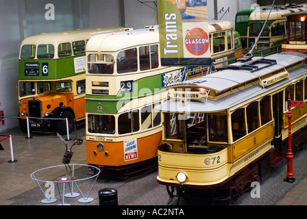 Alten Straßenbahnen und Busse auf dem Display an Glasgow Verkehrshaus der Schweiz Stockfoto