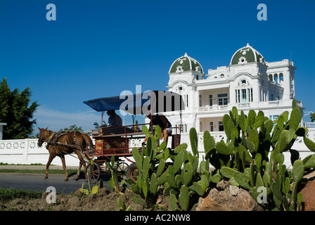 Pferd gezeichneten Wagen vorbei an einem alten Kolonialhaus, Cienfuegos, Kuba. Stockfoto