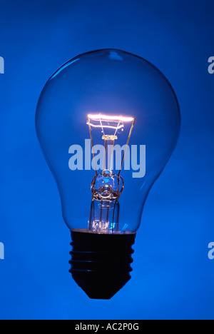 Glühbirne Glühlampe auf blauem Grund Stockfoto