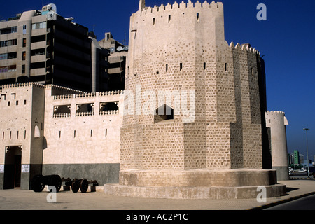 Al Hisn al Qadim Fort in anstrengenden modernen Stadtzentrum Sharjah Vereinigte Arabische Emirate Stockfoto