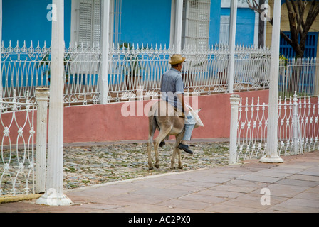 Mann auf einem Esel auf der Plaza Mayor Trinidad Kuba Stockfoto