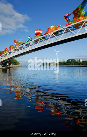 Chinese Lantern Festival Reflexionen an Ontario Place Fußgängerbrücke über Lake Ontario mit Windkraftanlage Toronto Kanada Stockfoto