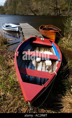 Eine kleine Erholung an Land gezogen, durch eine Mole auf Loch Ard im Queen Elizabeth Forest Park in der Nähe von Aberfoyle, Schottland Stockfoto