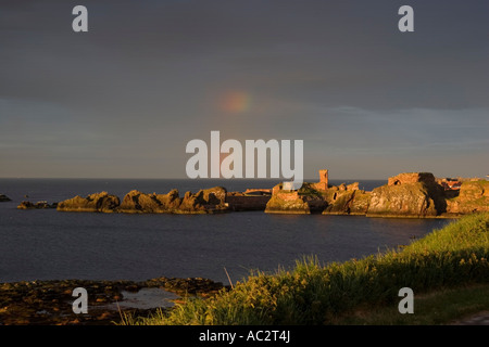 Die Ruinen von Dunbar Castle in den späten Abend Licht mit einem Regenbogen Stockfoto