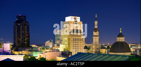 Panorama auf die Skyline der Innenstadt Sacramento, Kalifornien, in der Nacht. Stockfoto