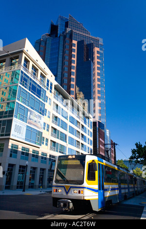 Der Renaissance-Turm und der Sacramento Light Rail Train, Sacramento, Kalifornien. Stockfoto
