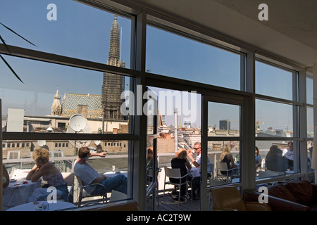 Vienna-Panoramablick aus der Sky-Bar auf der obersten Etage des Lagers Steffl auf Stephansdome Stockfoto