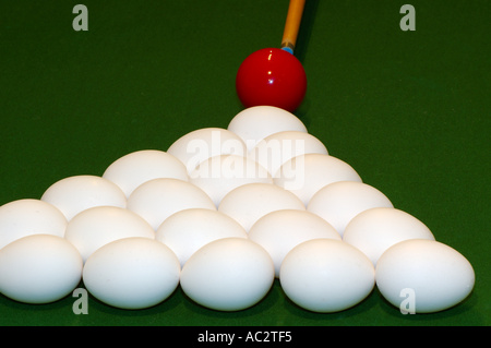 Eiern und roten Spielball auf Billardtisch zerbrach Stockfoto