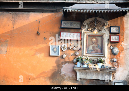 Reisefotografie Italien Rom Rom Roma Maria entlang Via Delle Botteghe Oscure orange Wand Straßen katholische Stockfoto