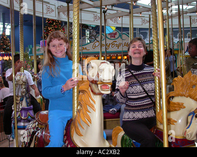Mutter und Tochter Spaß auf die Merry gehen rund Stockfoto