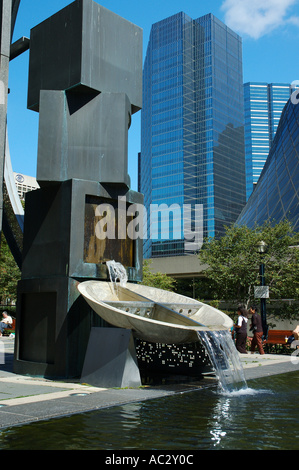 Moderner Brunnen zwischen Roy Thomson und Toronto Metro Hallen Stockfoto