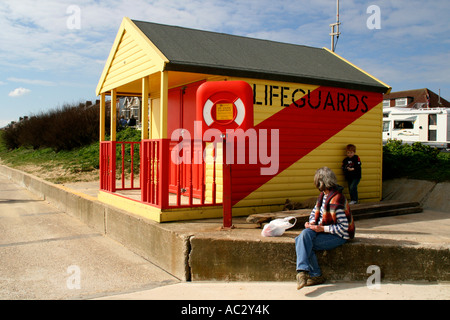 Rettungsschwimmer-Hütte am Strand in Southwold, Suffolk UK Stockfoto