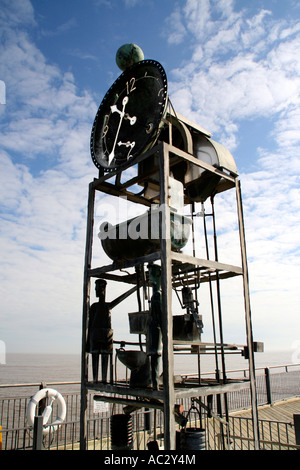 Die mechanische Uhr auf den neu restaurierten Pier in Southwold Suffolk East Anglia UK Stockfoto