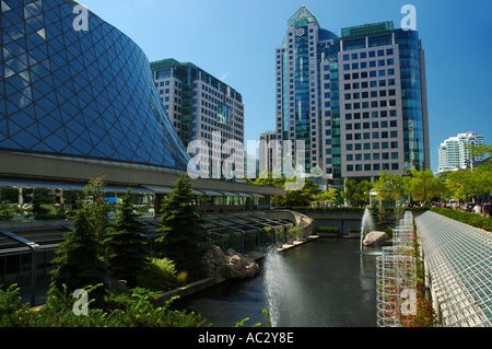 Teich in der Roy Thomson Hall mit Metro Hall im Hintergrund Stockfoto