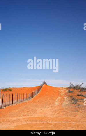 Dingo-Zaun-Welten längste Zaun 5614 km Sturt Nationalpark Camerons Ecke Outback New South Wales South Australien Queensland Stockfoto