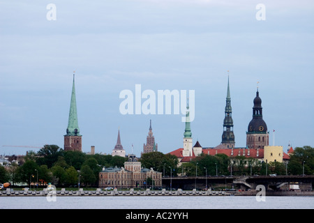 Die Aussicht auf St. Peterskirche und Brücke vom Fluss Riga Lettland Stockfoto