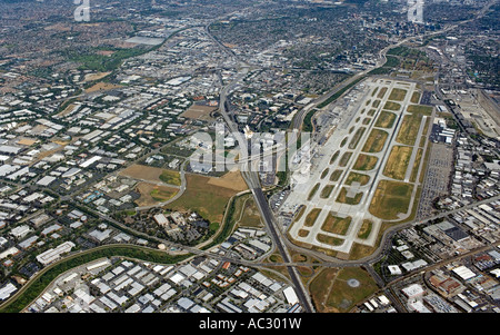 Luftaufnahmen von der San Jose Airport, mit dem Bayshore Freeway (Highway 101) zu seiner linken und die Innenstadt von San Jose, CA im Hintergrund Stockfoto