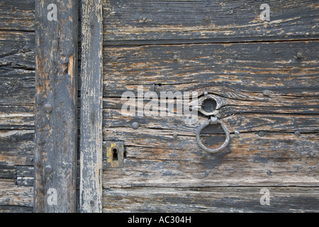 Detail mit Schloss und Griff verwitterte alte paintless Holztür in Rémuzat, Drôme, Frankreich Stockfoto