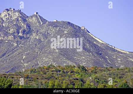 CHINA SIMATAI Gehweg zu Simatai-Abschnitt der großen Mauer umrissen auf fernen Berge Stockfoto