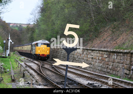 Diesel-Motor zieht der Zug die Steigung in Goathland Station. Stockfoto