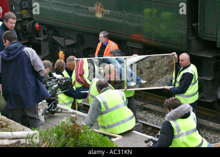 Film-Crew super sauber Spiegel einrichten, um die Szene im rechten Winkel durch schwierige Kameraposition drehen. Stockfoto