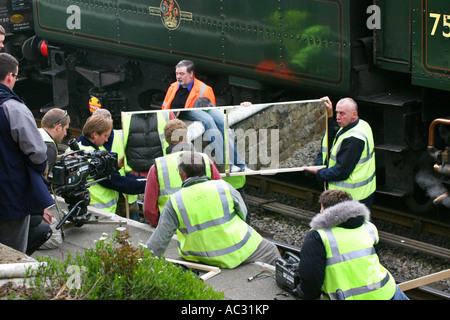 Film-Crew super sauber Spiegel einrichten, um die Szene im rechten Winkel durch schwierige Kameraposition drehen. Stockfoto