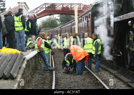 Film-Crew super sauber Spiegel einrichten, um die Szene im rechten Winkel durch schwierige Kameraposition drehen. Stockfoto