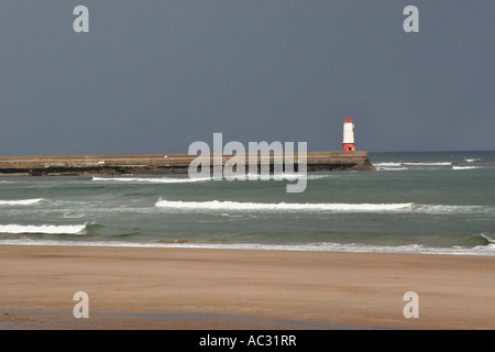 Gewitterwolken über das Meer und Strand in der Nähe von Berwick. Stockfoto