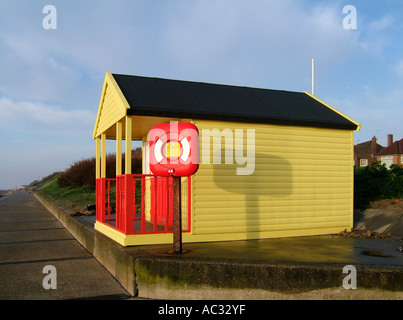 Die gelben Rettungsschwimmer am Strand Hütte, Southwold, Suffolk, England Stockfoto