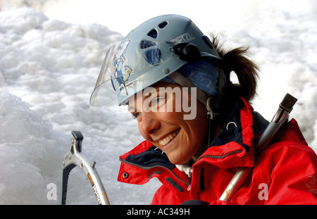 junge Frau bereit zum Eisklettern, Frankreich, Alpen Stockfoto