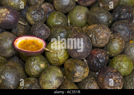Passionsfrucht, Granadilla (Passiflora Edulis), im Markt, Portugal, Madeira, Funchal Stockfoto
