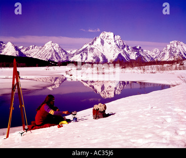 Einsame Langläufer beteiligt sich spektakuläre Winterlandschaft im Grand Teton National Park im Nordwesten von Wyoming Stockfoto