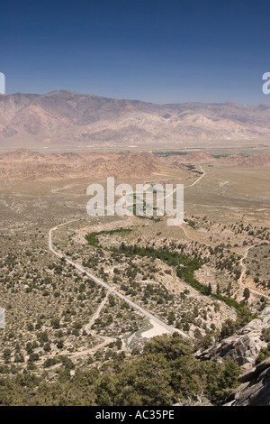 Ansicht der Alabama Hills und die Inyo Berge von Whitney Portal Road, Kalifornien, USA Stockfoto