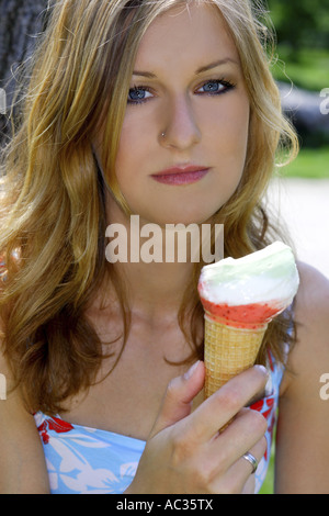 junge Frau mit Eis, Österreich Stockfoto