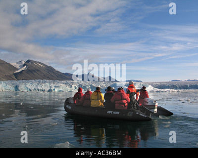 Schlauchboot mit Touristen vor Monacobreen, Norwegen, Spitzbergen, Monacobreen, Monacobreen Stockfoto