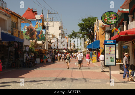 Touristen und einheimische Fuß entlang der 5th Avenue in Playa del Carmen, Mexiko. Stockfoto