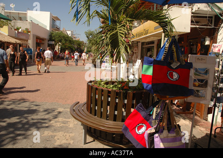 Touristen und einheimische Fuß entlang der 5th Avenue in Playa del Carmen, Mexiko. Stockfoto